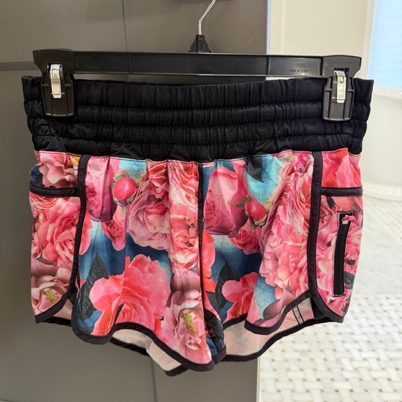 lululemon athletica Pants - Women’s Lululemon Tracker Shorts